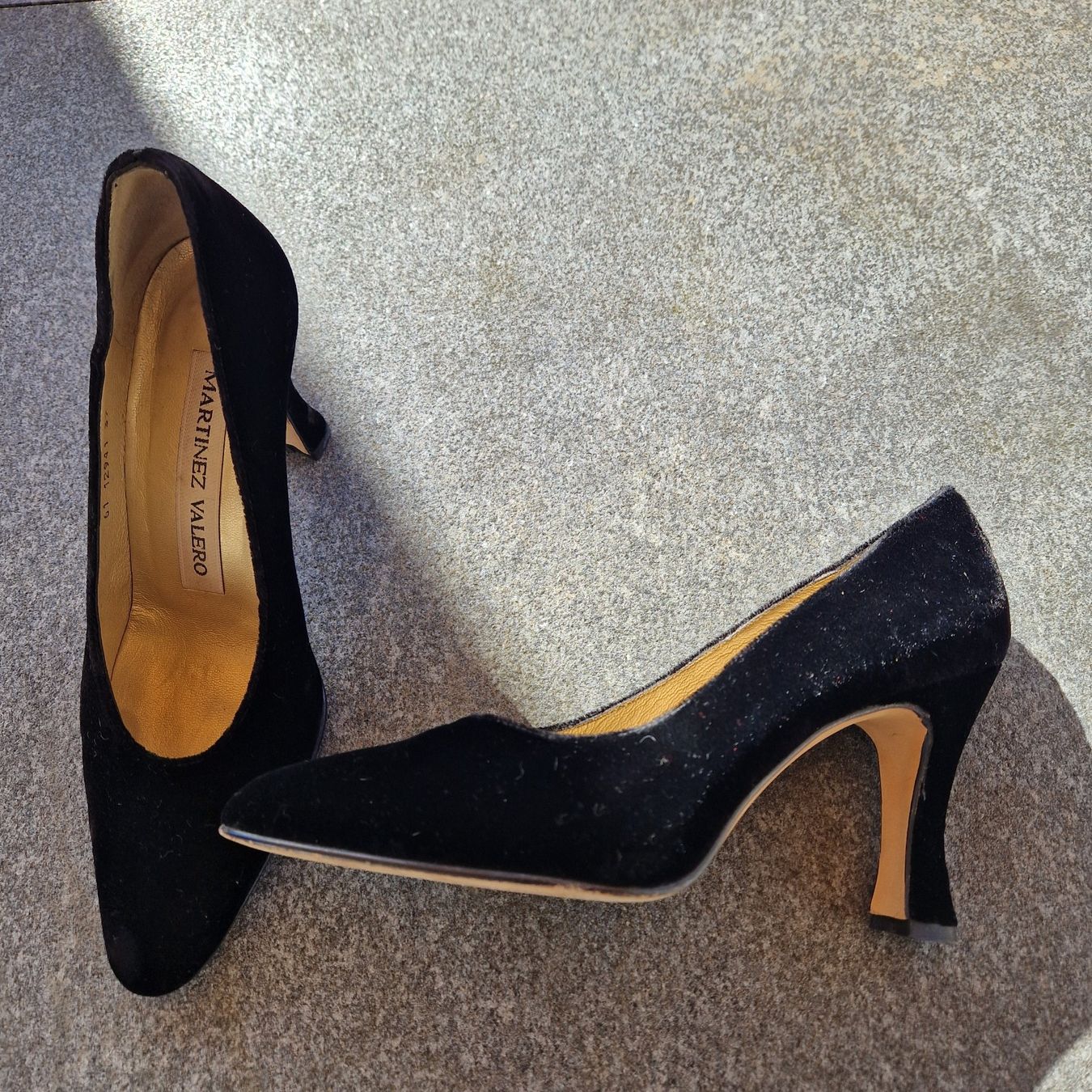 Scarpe da donna: Klassiker: Samt Pumps, Schwarz, Gr. 37 – Usato da Gränichen venduto da sunchi07 1