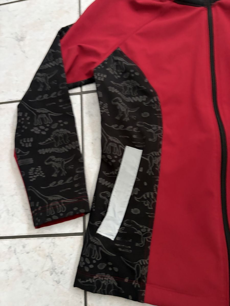 Jacken: Coole Softshell Jacke mit Dinos, Gr. M - L rot, schwarz – Gebraucht aus Sevelen von gsandax 3