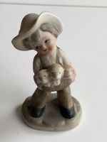 Porzellanfigur Junge mit Korb Küken Keramik(2I7)