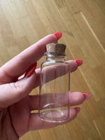 Glasfläschchen mit Korkverschluss und Schnur