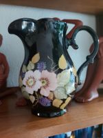 Antiker Krug mit Blumen handbemalt