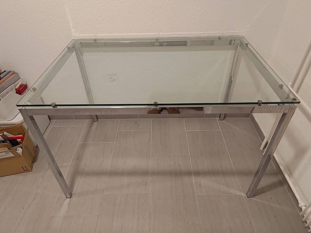 Tavoli: Metall-Tisch mit Glasplatte – Usato da Bern venduto da Nicolaro