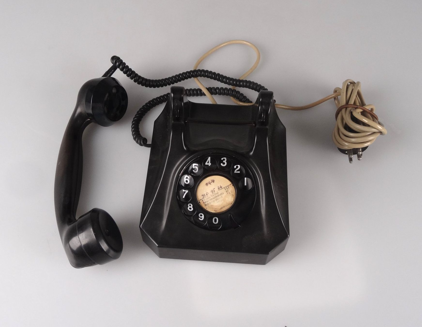 Telefoni: Schwarzes Wählscheibentelefon aus Bakelit – Usato da Volketswil venduto da brockipfannenstil 1