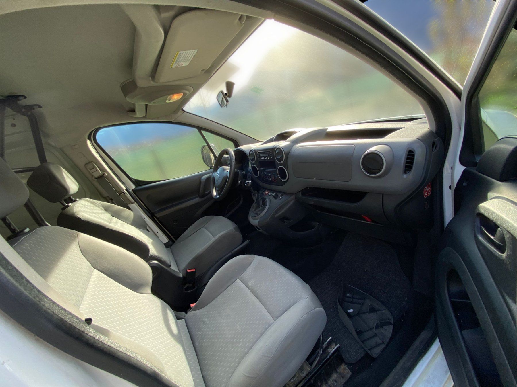 Citroën Veicoli commerciali: Citroën Berlingo 1.6i 16V – Usato da Giubiasco venduto da AUTOTECNICA 9