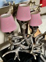 Rustikale Kunst-Hirschgeweih Lampe mit rot-weissen Schirmen