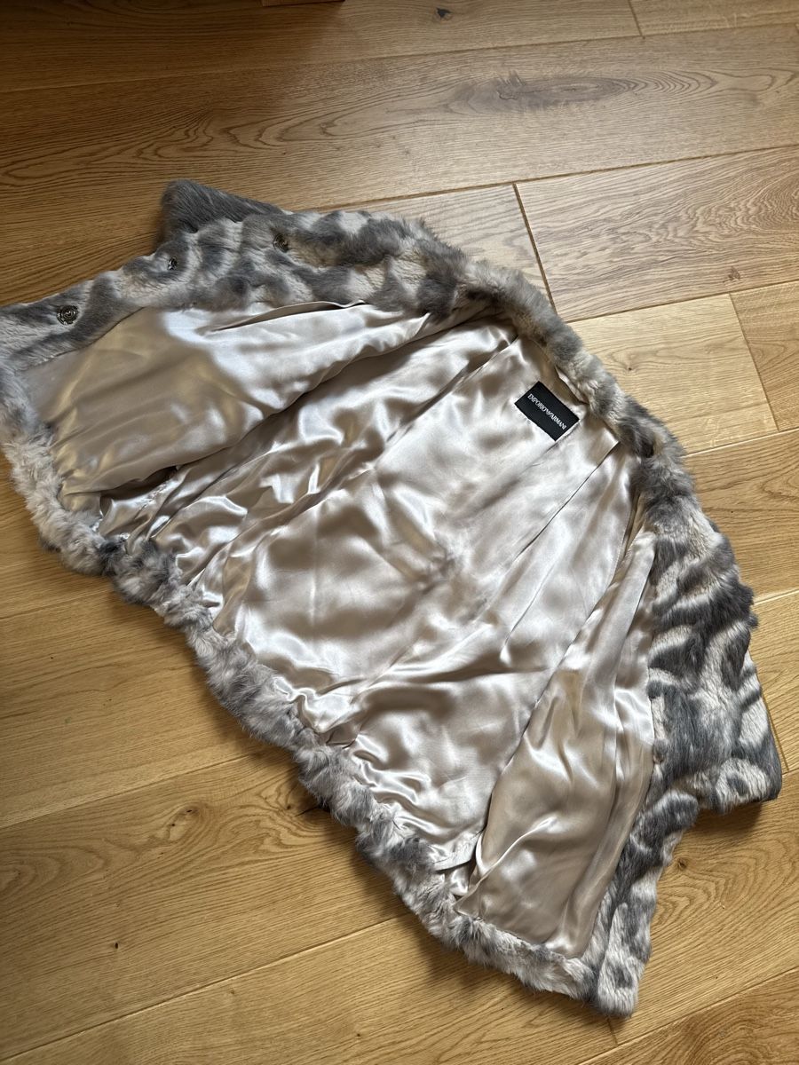 Armani Altro in Moda donna: Emporio Armani Fur Cape – Usato da Neuchatel venduto da Mia_G 3
