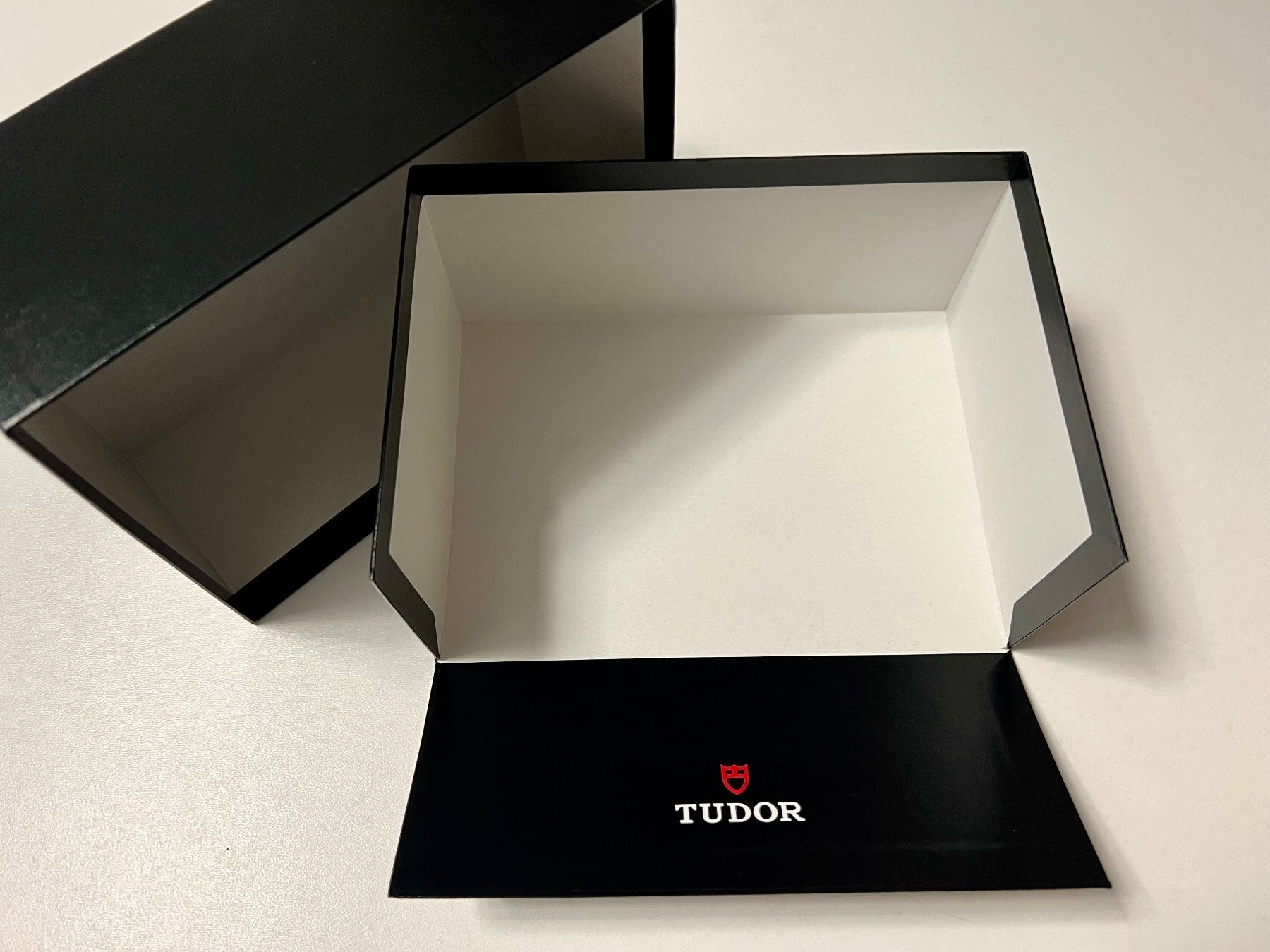 Tudor Uhren: TUDOR original black outerbox for watchbox – Gebraucht aus Mont-sur-Lausanne von vmi_ym5l 3
