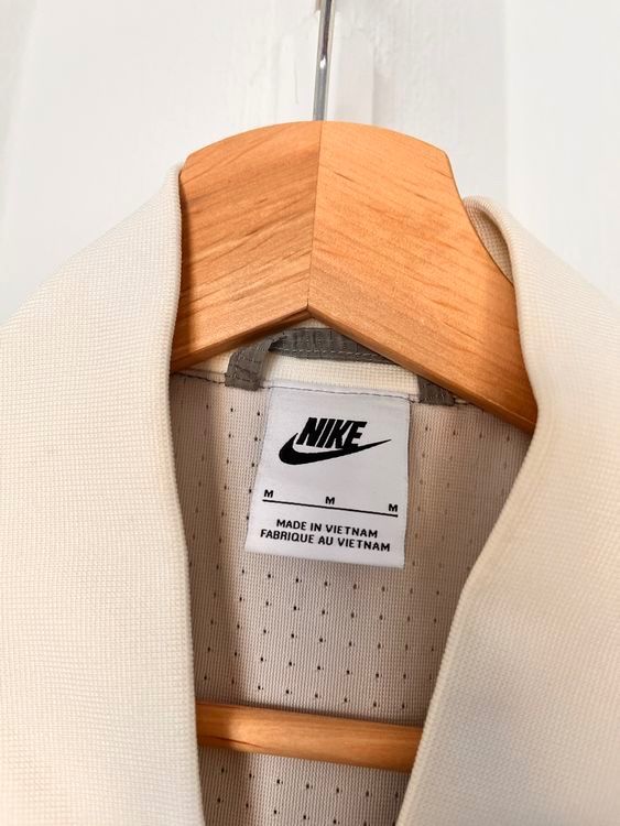 Nike Giacche: Nike Übergangsjacke, Top Zustand, Grösse M – Usato da Gümligen venduto da BazaarBazaar 3