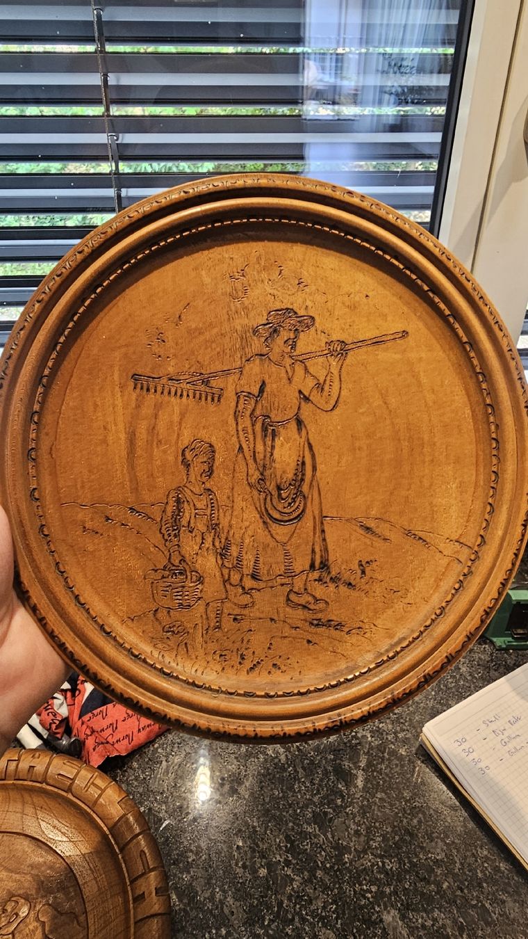 Teller: Holzrelief Teller mit Schweizer Szene und Inschrift – Gebraucht aus Scherz von gui_6q7l 1