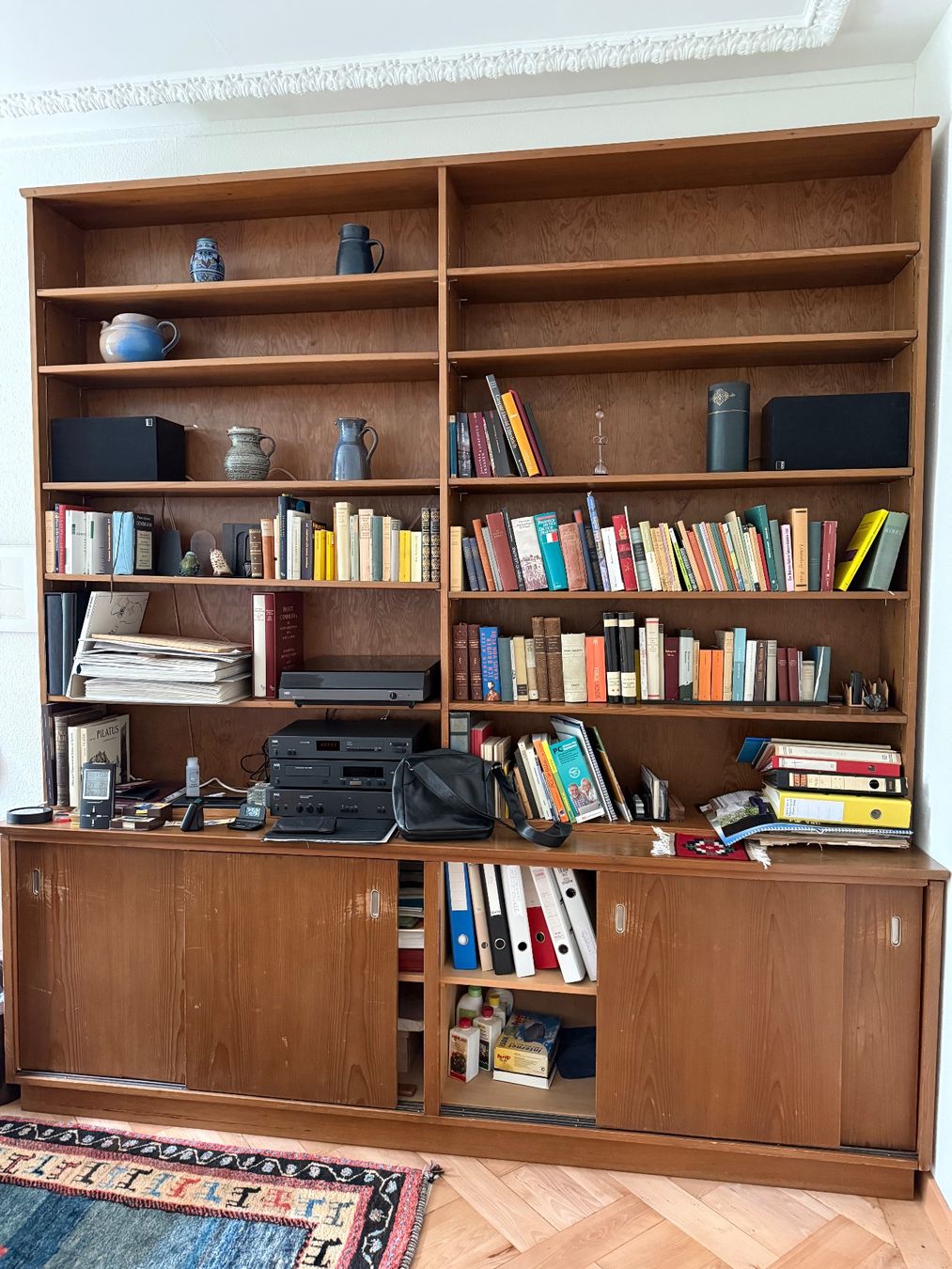 Scaffali: Büchergestell mit Schiebetür-Unterbau – Usato da Thun venduto da 5pipeline
