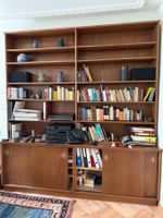 Büchergestell mit Schiebetür-Unterbau