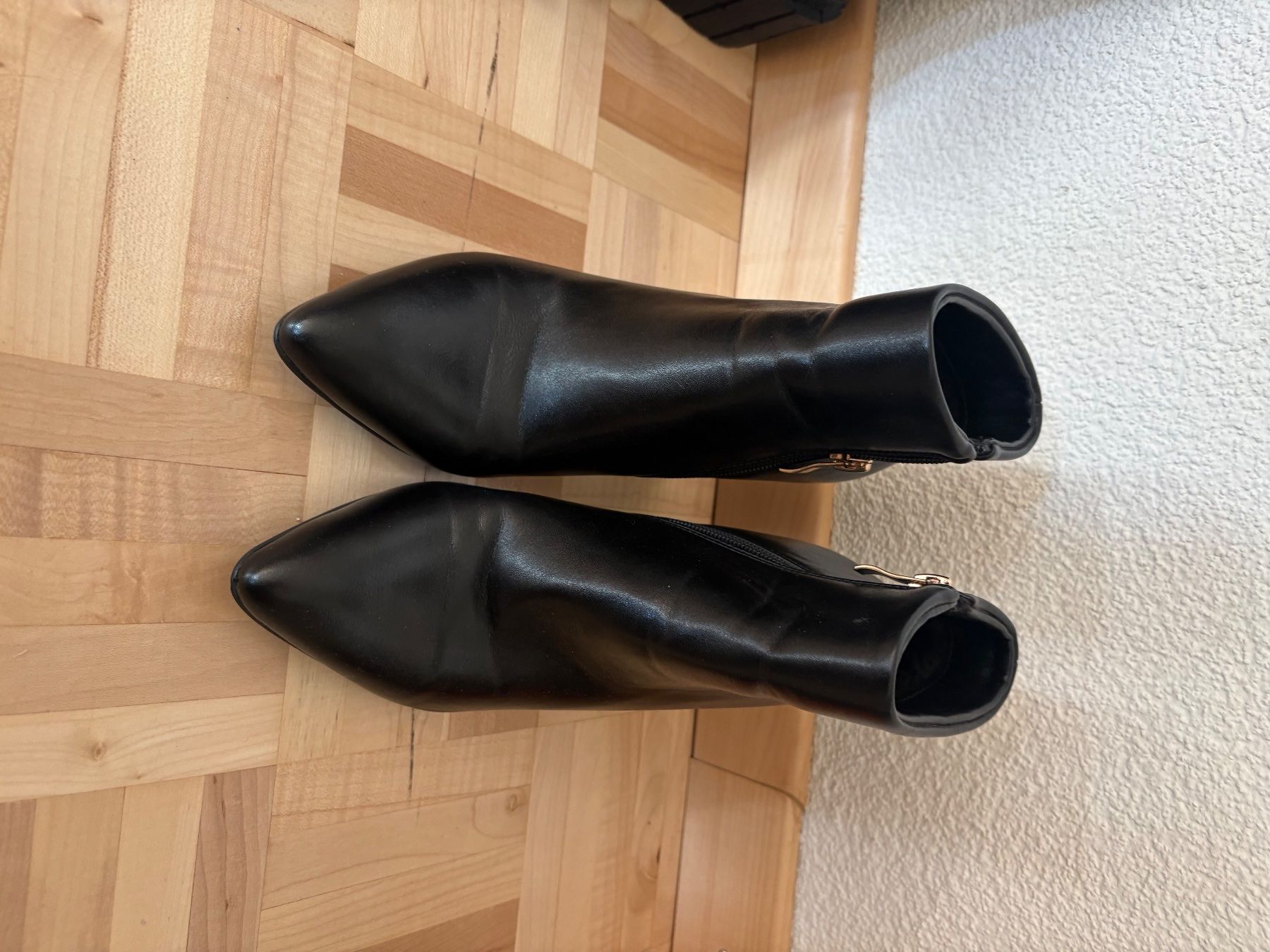 Scarpe da donna: Stivaletti neri con tacco dorato – Usato da Volketswil venduto da mel_vh2s 1