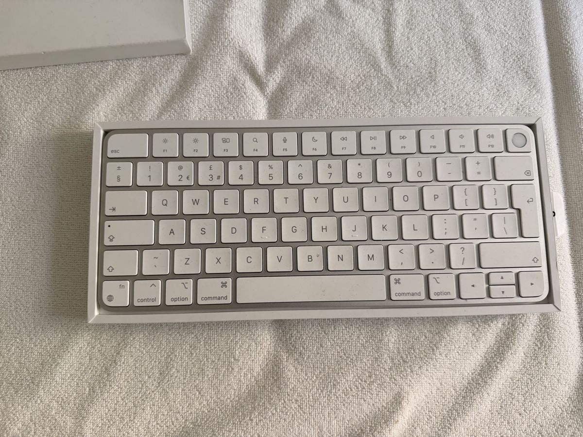 Apple Tastiere: Apple Magic Keyboard with Touch ID as new – Nuovo (secondo la descrizione) da Genève venduto da aki_xbk9 2