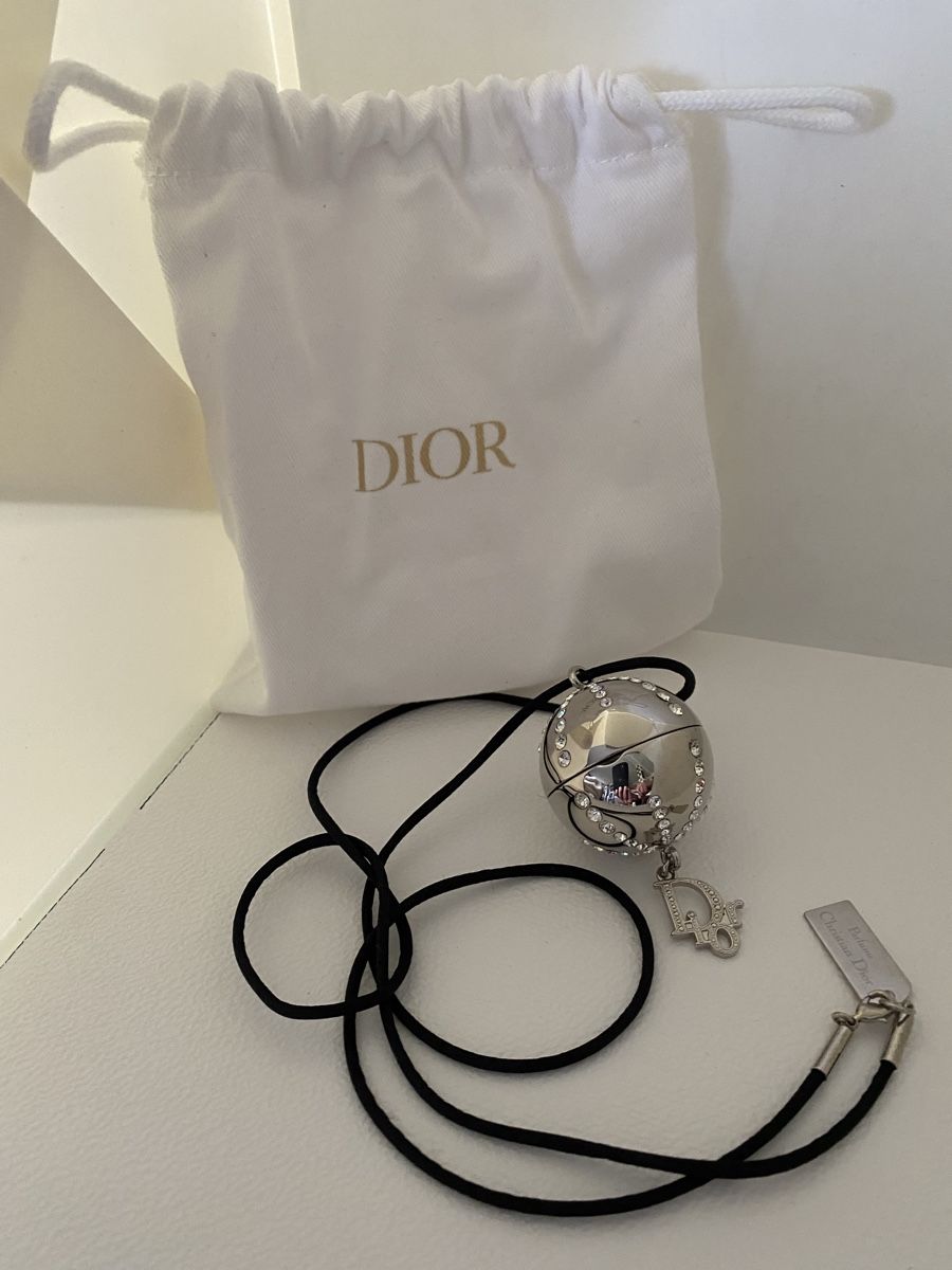 Dior Catenine: Collier Dior avec gloss et housse – Nuovo e nell'imballaggio originale da Bouveret venduto da wes_7zll