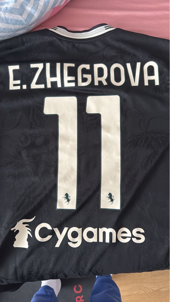 Juventus Canottiere & Pantaloni: Zhegrova Juventus  – Nuovo (secondo la descrizione) da Basel venduto da giu_wq86