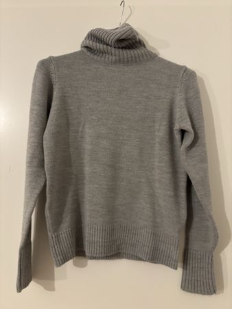 Cozy Grey Turtleneck Sweater - Perfect for Winter!