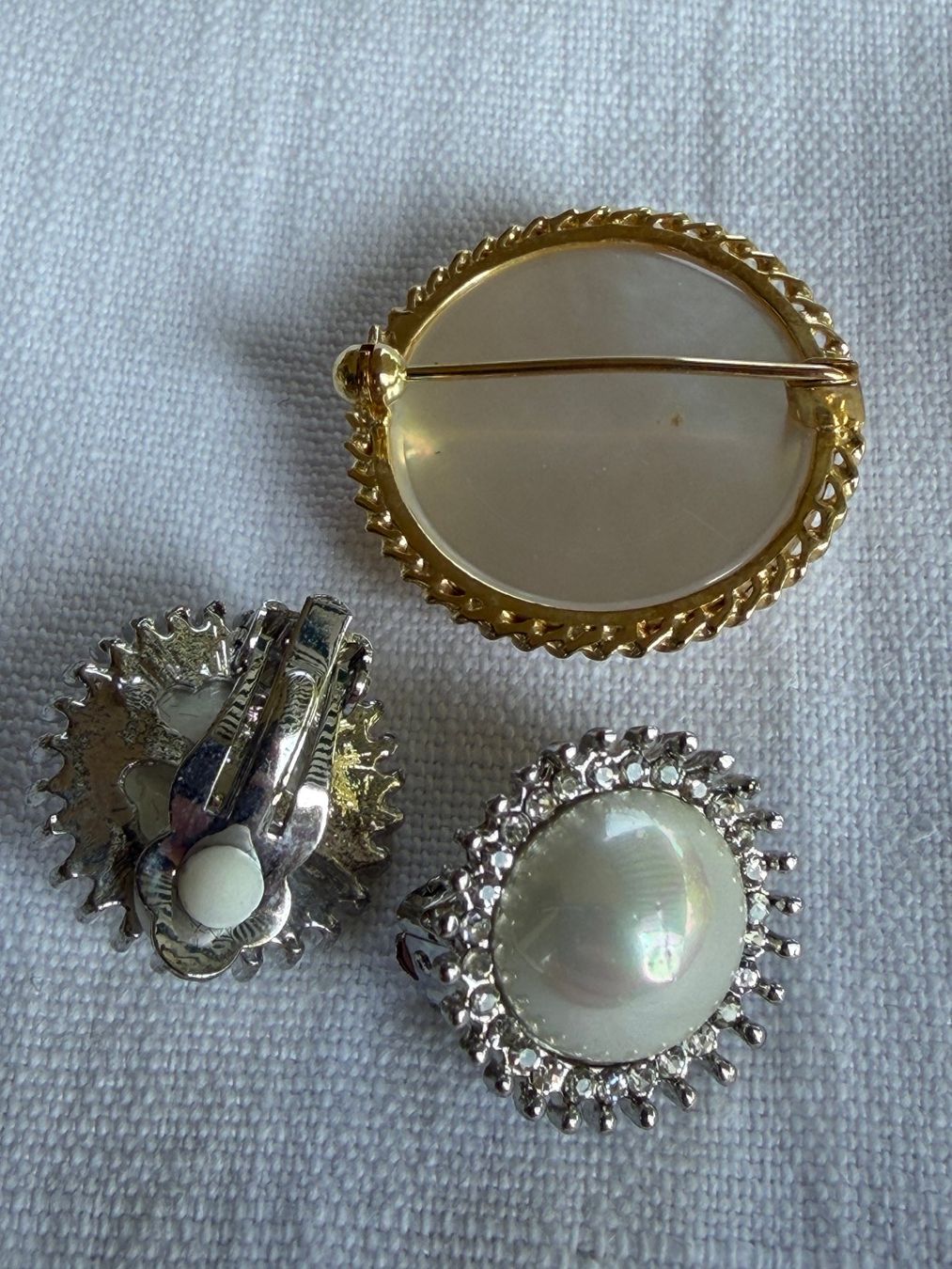 Altri gioielli: Vintage Brosche & Ohrclips im Perlmutt-/Perlenlook – Usato da Bern venduto da ewi21 2