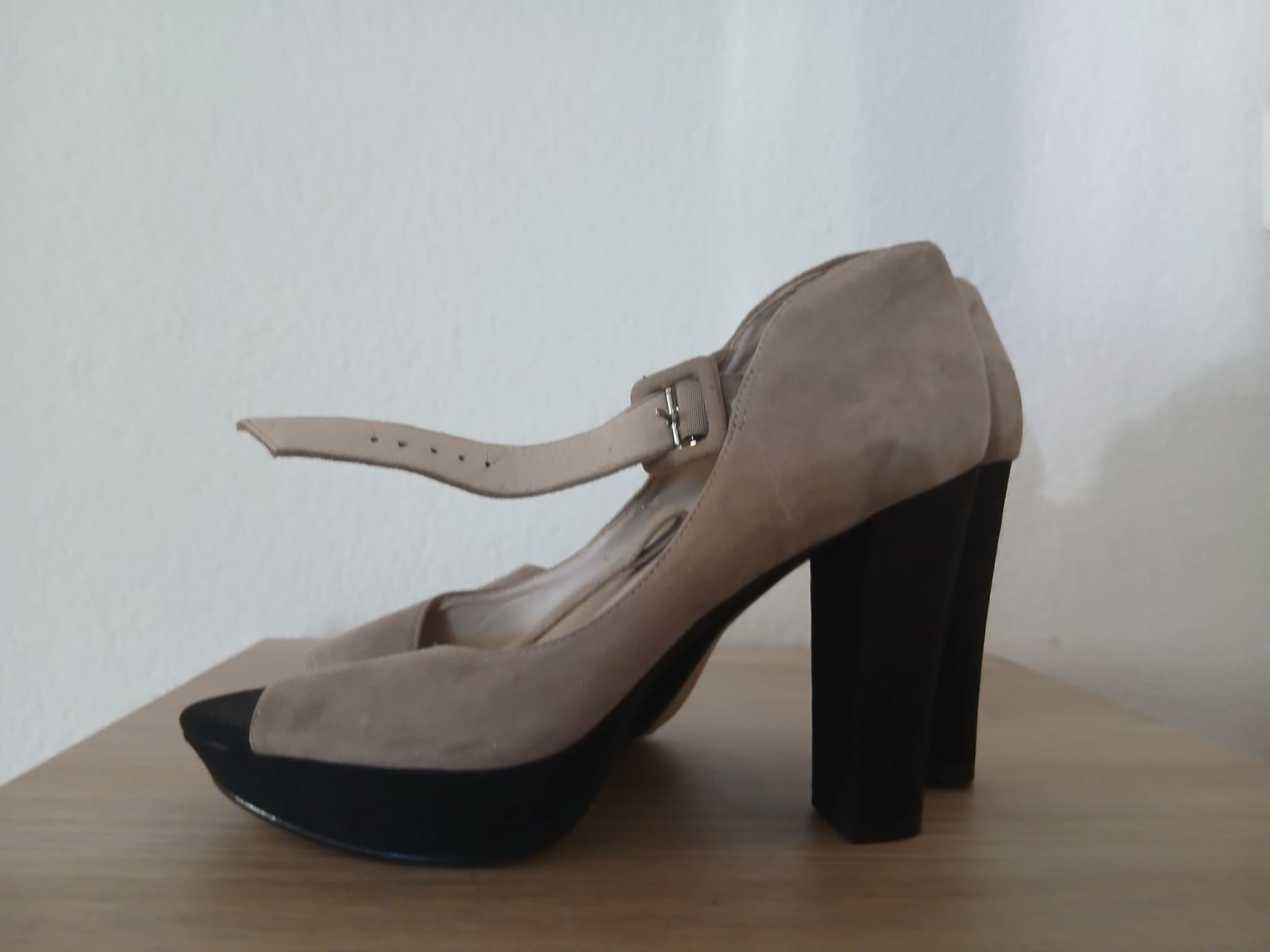 Clarks Scarpe da donna: Clarks Peeptoe Pumps beige Gr.40 – Usato da Zürich venduto da mel_2by5