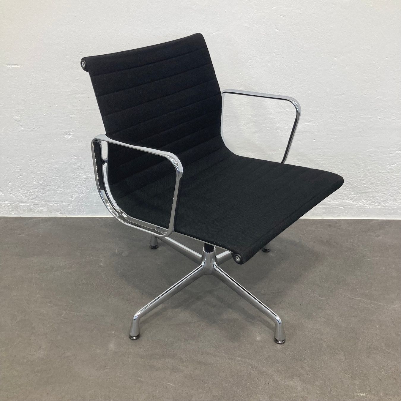 Sedie: Vitra Eames Alu Chair EA108 Hopsak Schwarz – Usato da Schönenwerd venduto da mcofficeshop 1