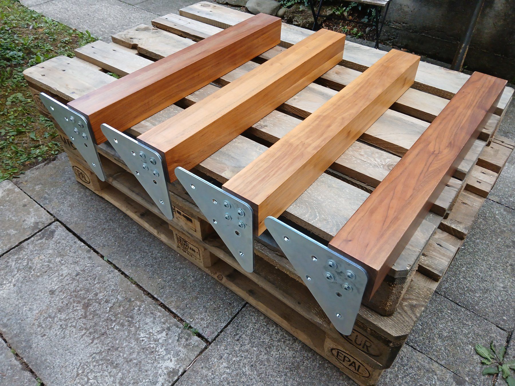 Sonstiges Mobiliar: Tischbeine Nussbaum – Gebraucht aus Stäfa von bauwerk83