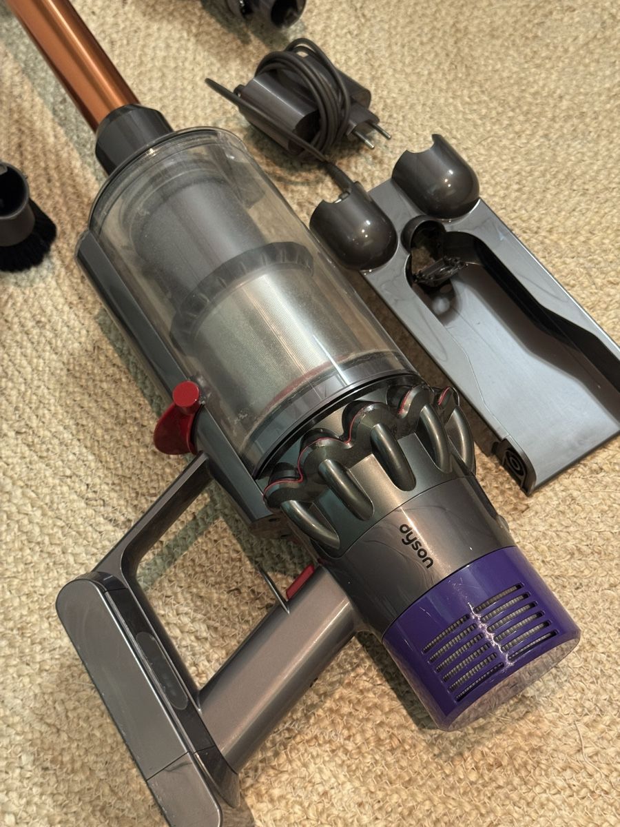Dyson Staubsauger & Zubehör: Dyson Staubsauger I Full-Set – Defekt aus Horgen von uni-sales 1