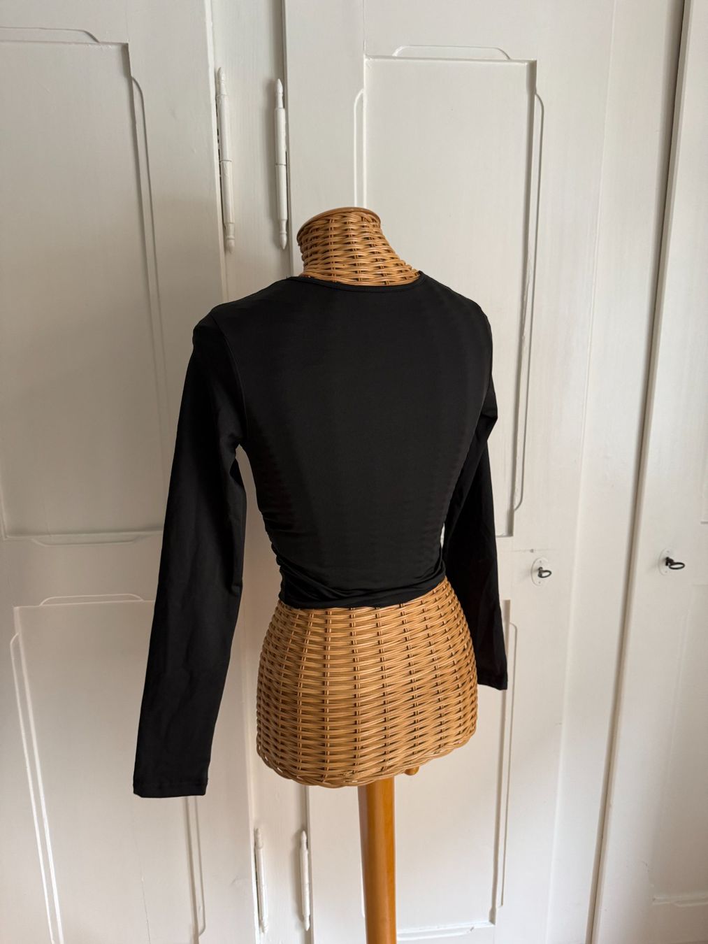 Shein T-shirts: Langarmshirt schwarz gerafft 36 – D'occasion à Zürich par Diazaio 2