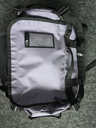 The North Face Base Camp Duffel XS  Lila/Schwarz