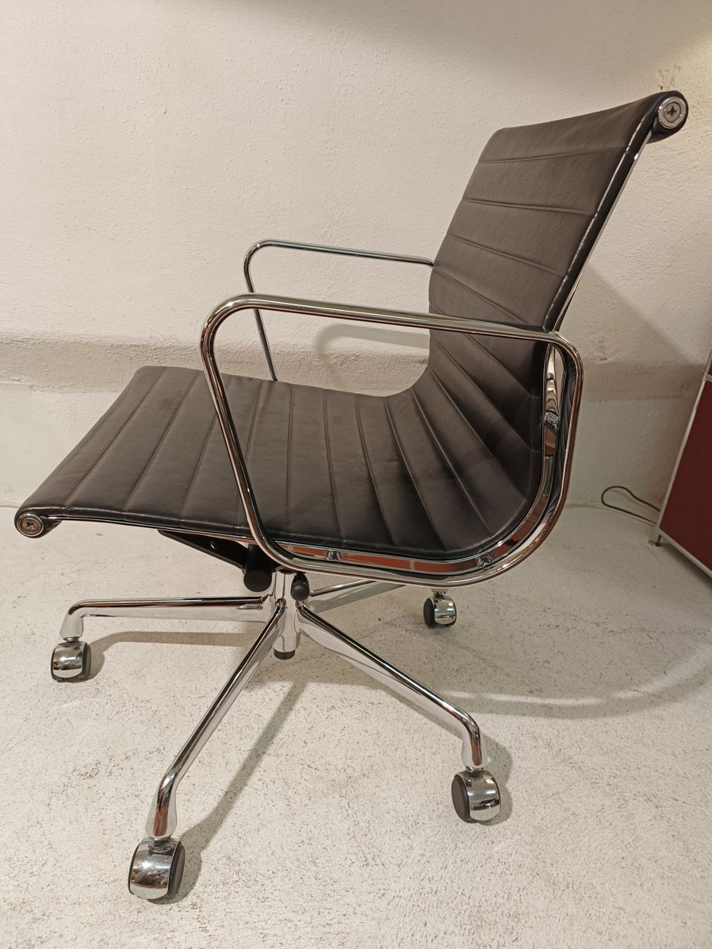 Stühle: Vitra Eames Aluchair EA 117 leder schwarz – Gebraucht aus Winterthur von style-and-design.zrh 5