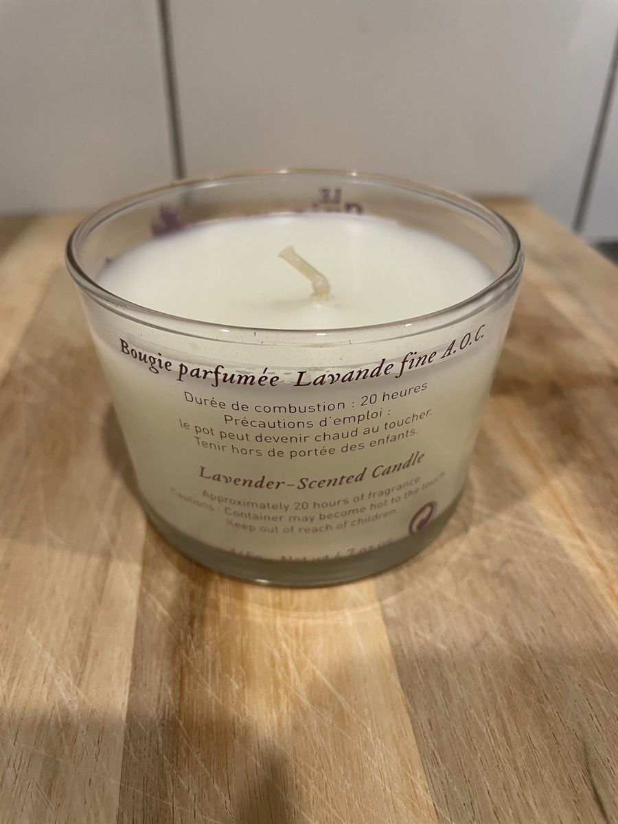 Candele: Lavendel Duftkerze "Le Chateau du Bois" – Nuovo e nell'imballaggio originale da Luzern venduto da Fledermaus82 1