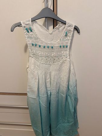 En Creme Kleid für Mädchen