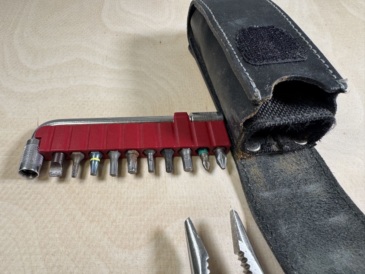Victorinox Tous les outils: Victorinox SwissTool Multitool mit Bitset Lederetui – D'occasion à Zürich par Marble 2