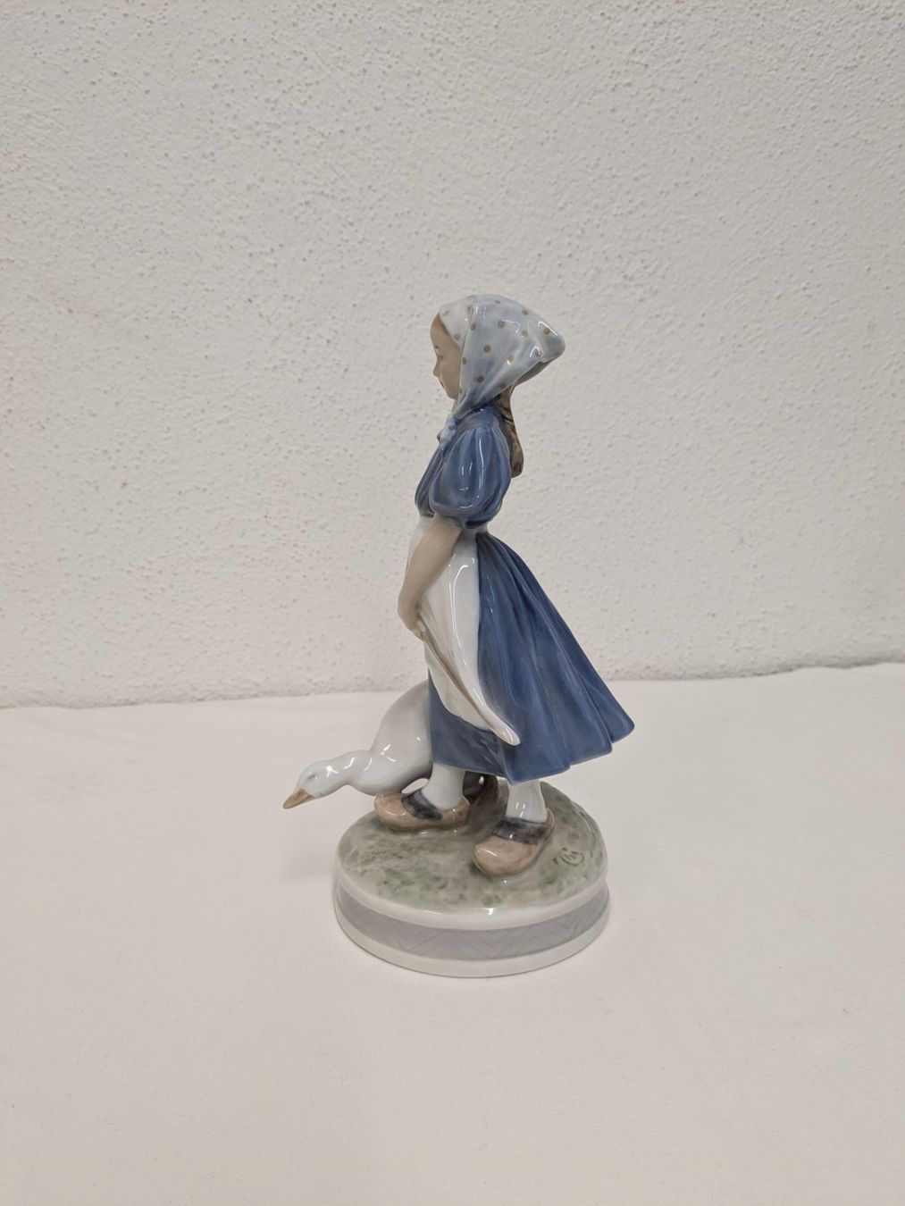 Royal Copenhagen Statuette: Royal Copenhagen Mädchen mit Gans 527 – Usato da Weinfelden venduto da blaukreuz_brocki_TG 1