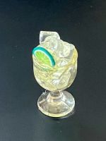 Glas mit Stiel gefüllt (Zitronenwasser) für Puppenstuben.