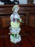 Porzellanfigur Dame mit Blumen Unterweißbach Thüringen