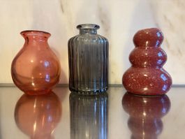 Drei kleine Vasen aus Glas und Keramik, verschiedene Formen