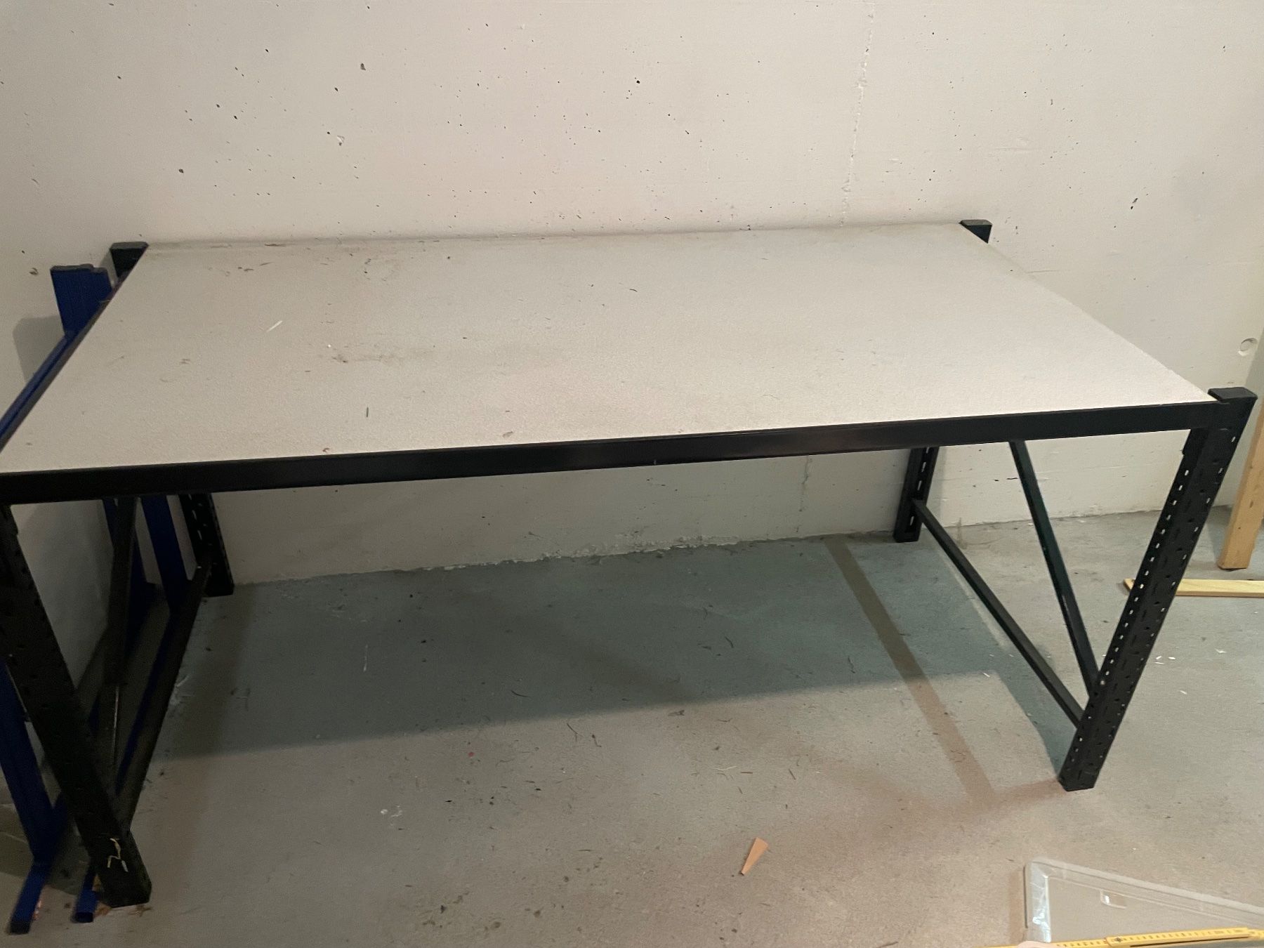 Tische: Tisch mit Metallgestell – Gebraucht aus Adligenswil von mer_lin 1