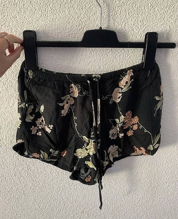 Pantaloni: Brandy Melville Kurze Hose – Usato da Wahlen b. Laufen venduto da Jeanine_T 1