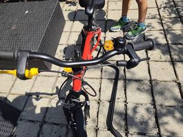Decathlon Kindervelo 16" rot + Schiebehilfe & Ständer
