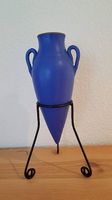Vase auf Metallständer