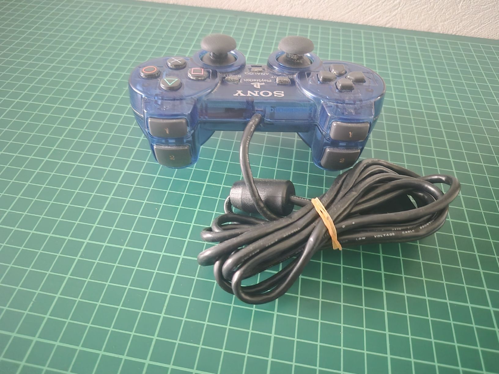 Sony Controller: Blue transparent Sony PlayStation 2 controller  – Usato da Meyrin venduto da Retro-GZ 3
