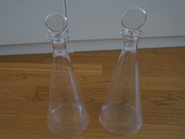 2 Wasserkaraffen aus Glas mit Verzierungen