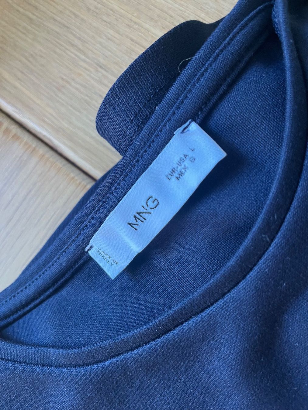 Mango T-Shirts: MANGO T-Shirt mit Schösschen dunkelblau – Gebraucht aus Utzenstorf von Ismaele 1