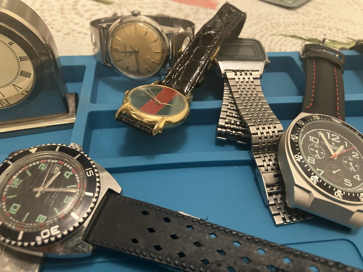 Orologi: Lot de montres et réveils divers, état variable – Difettoso da Fribourg venduto da Snoopy-Mousi 2