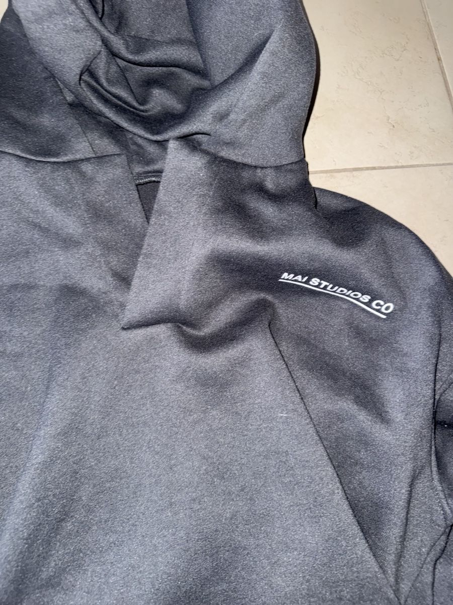 Pullover & Sweatshirts: Kapuzenpullover Mai Studios Co dunkelgrau gebraucht – Gebraucht aus Kreuzlingen von sop_kxw5 1