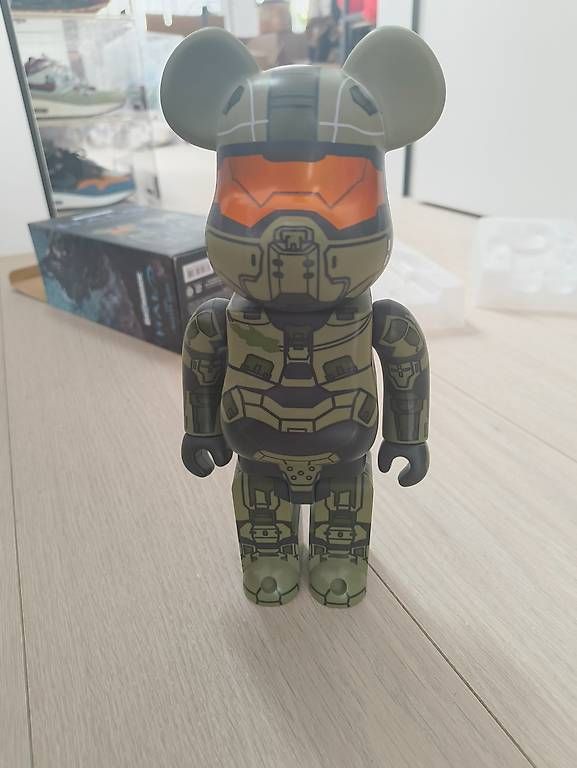 Figuren: Bearbrick Halo Master Chief 400% – Gebraucht aus Luzern von Pokepas