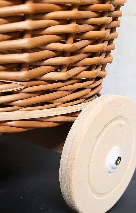 Sonstiges für Haushalt & Wohnen: Handgefertigter Weiden-Spielzeugwagen mit Rollen Naturfarb – Neu und originalverpackt aus Affeltrangen von b.fly. 3