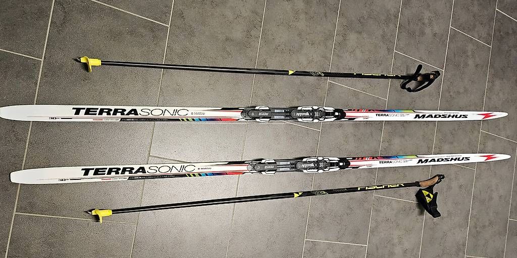 Madshus Skis: Langlaufski mit Bindung und Stöcken – Gebraucht aus Schwarzenburg von Hudis