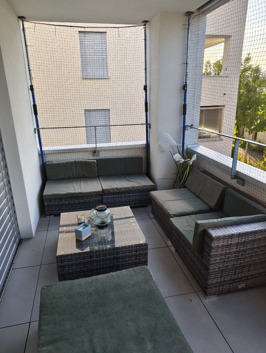 Set di tavolo e panche: Rattan-Sitzecke mit Tabouret  – Usato da Muri AG venduto da toni_cvs 1