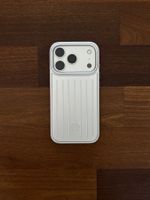 iPhone 17 Pro Max Hülle Silber im Rimowa-Design Neu