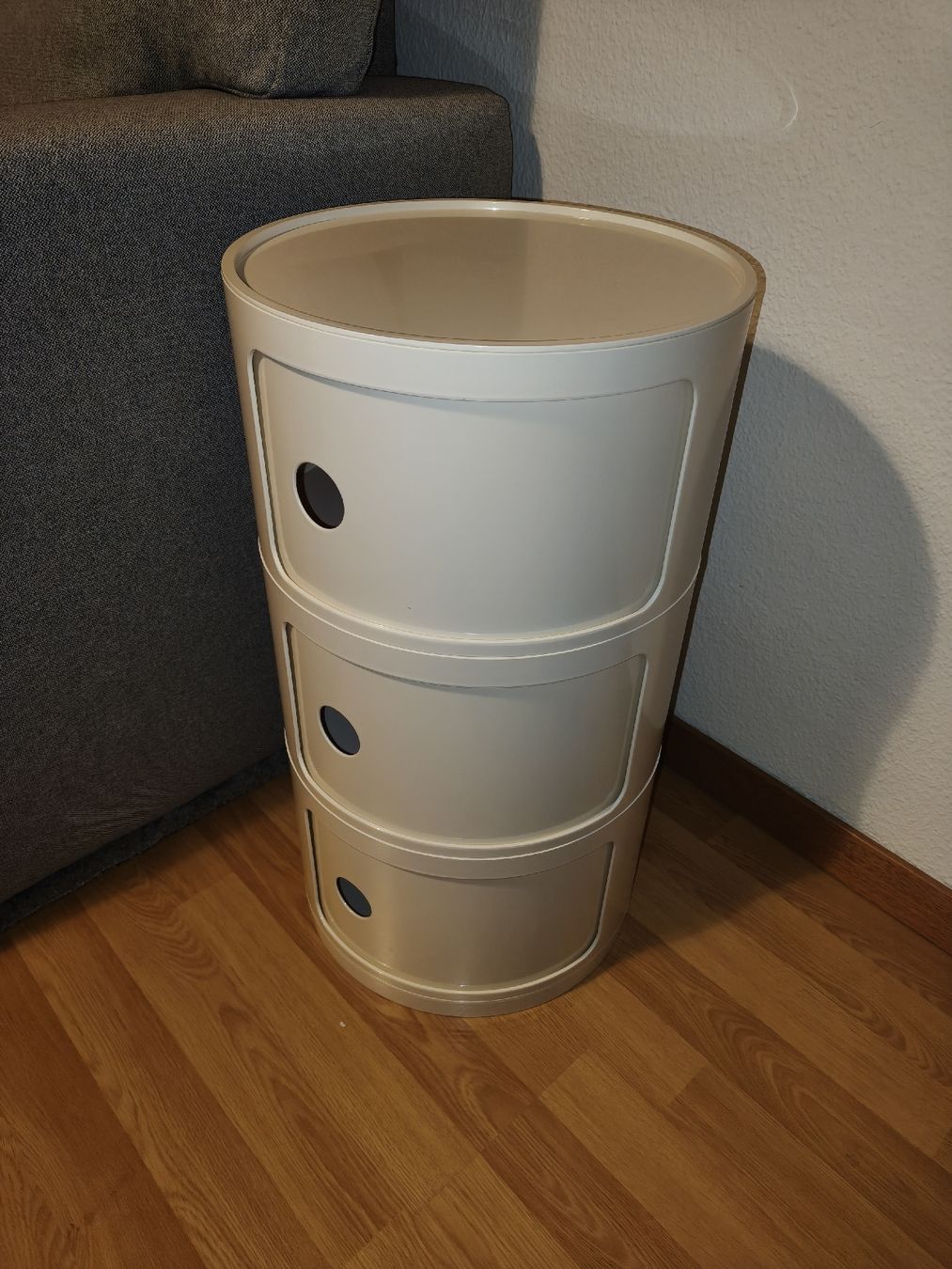 Comodini: Gebrauchter, praktischer Nachttisch mit Stauraum. – Usato da Brig venduto da pra_b5r9